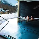Nira Alpina