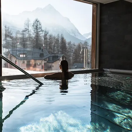 Nira Alpina Hotel 4*