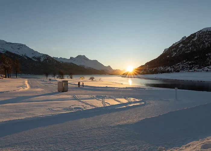 Nira Alpina Отель